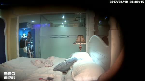 特色酒店偷拍单眼皮猥琐男和纹身漂亮妹子把闺蜜支走后啪啪草到妹子表情销魂